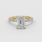 Anillo de compromiso AURORA esmeralda solitario medio pavé en oro amarillo - vídeo