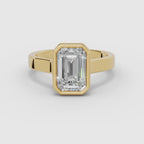 Vídeo 360° del anillo de compromiso HERA solitario esmeralda biselado en oro amarillo