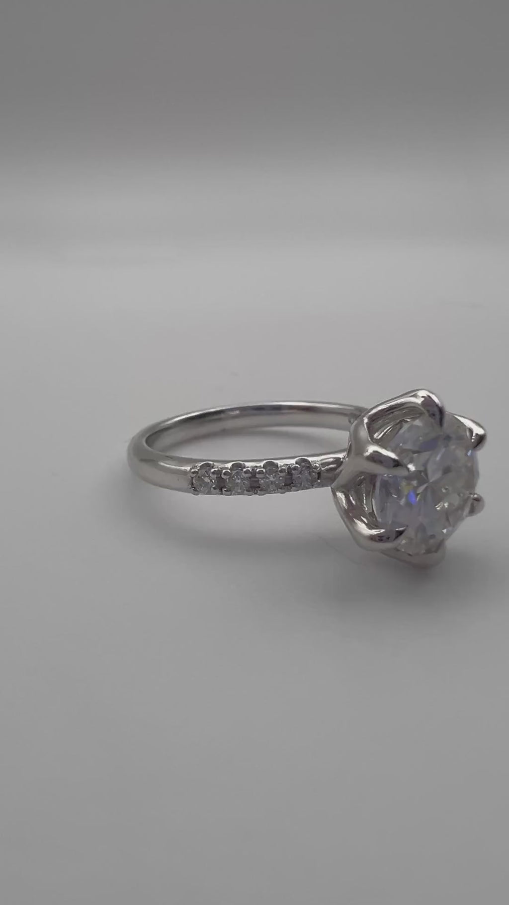 Anillo solitario de moissanita talla brillante en oro blanco 18k hecho a medida por BRAVORA - video