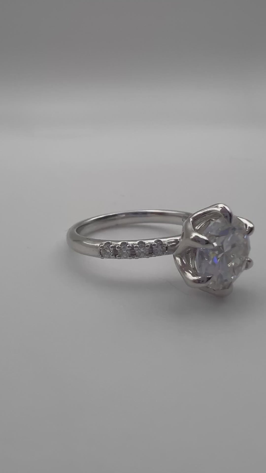 Anillo solitario de moissanita talla brillante en oro blanco 18k hecho a medida por BRAVORA - video
