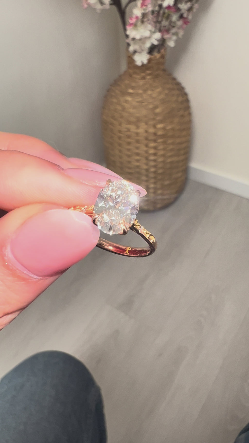 Anillo oval solitario floral oro rosa 18k BRAVORA - video