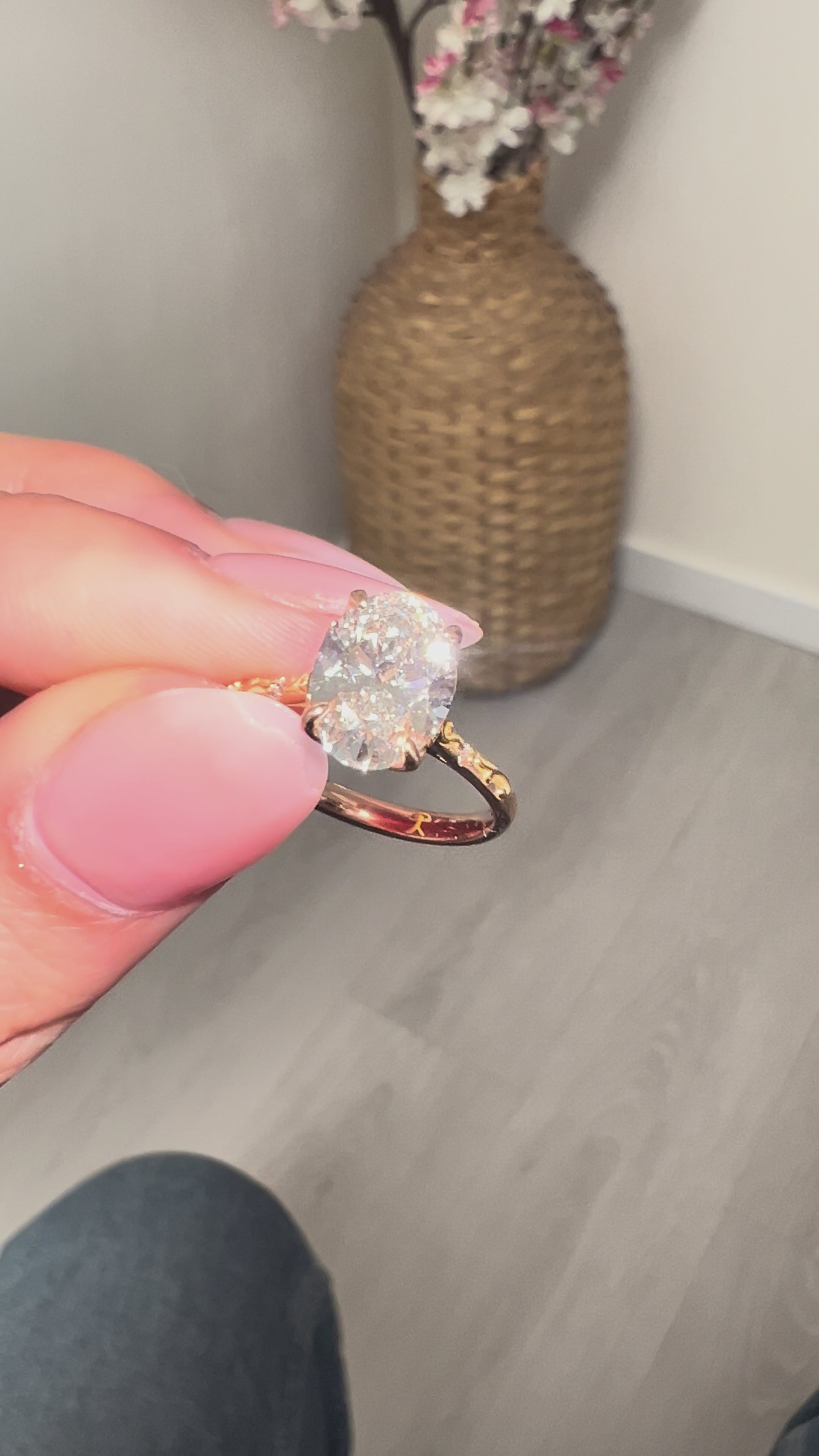 Anillo oval solitario floral oro rosa 18k BRAVORA - video