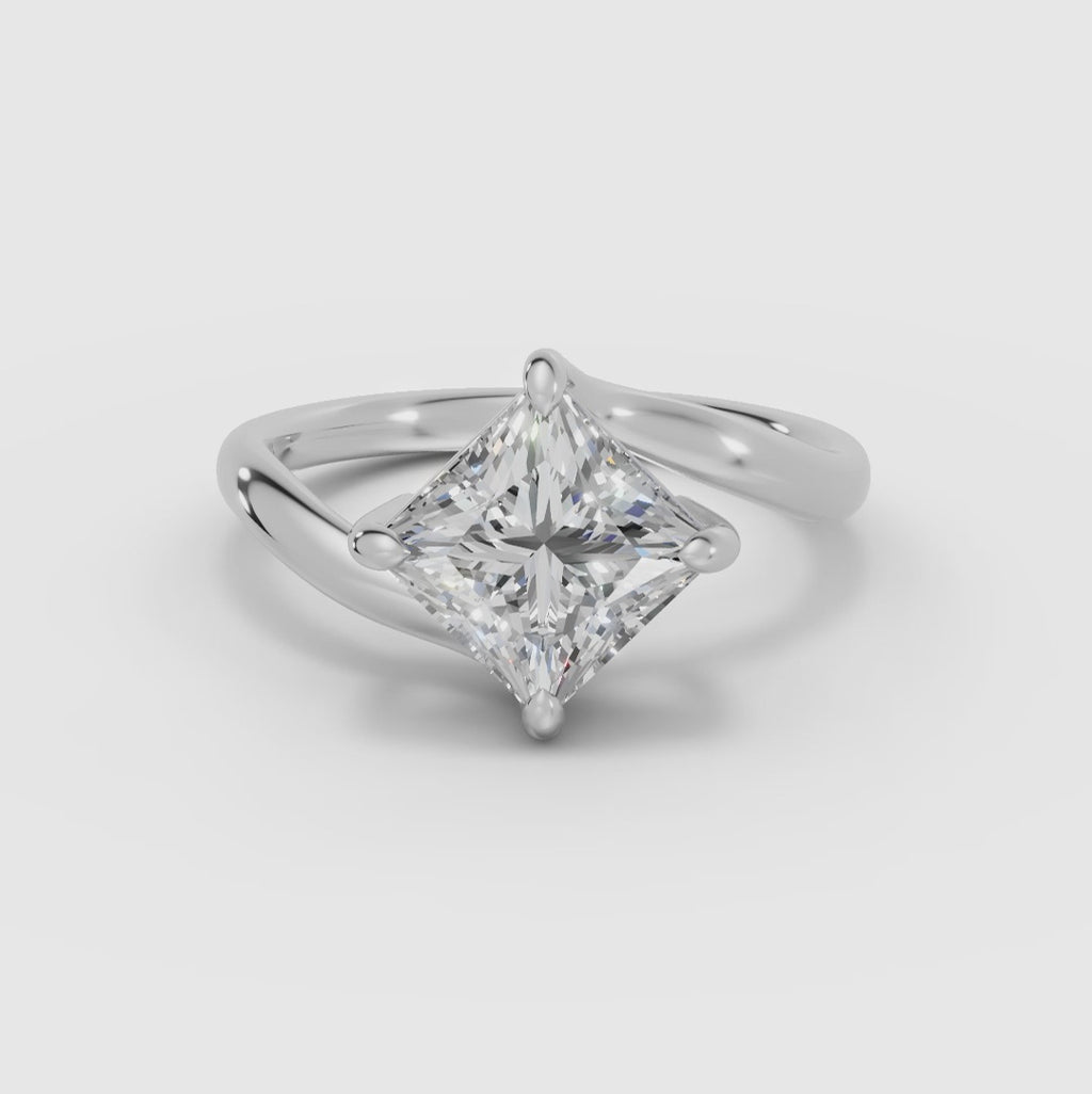 AXIS | Anillo princesa con engaste compás bypass