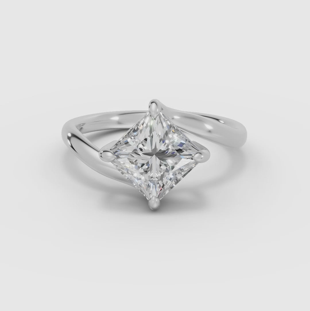 AXIS | Anillo princesa con engaste compás bypass