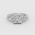 Vídeo 360° del anillo de compromiso VESTA princesa clúster en oro blanco