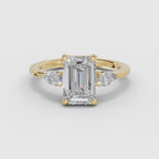 Vídeo 360° del anillo de compromiso ELARA trilogía esmeralda en oro amarillo