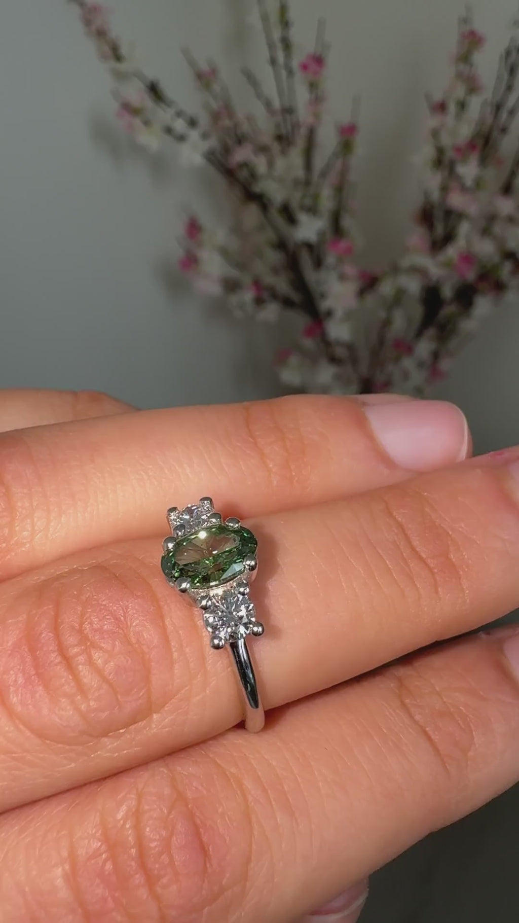 Anillo tresillo de platino con diamante verde oval hecho a medida por BRAVORA - video