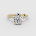 Anillo de compromiso AURORA oval solitario medio pavé en oro amarillo - vídeo