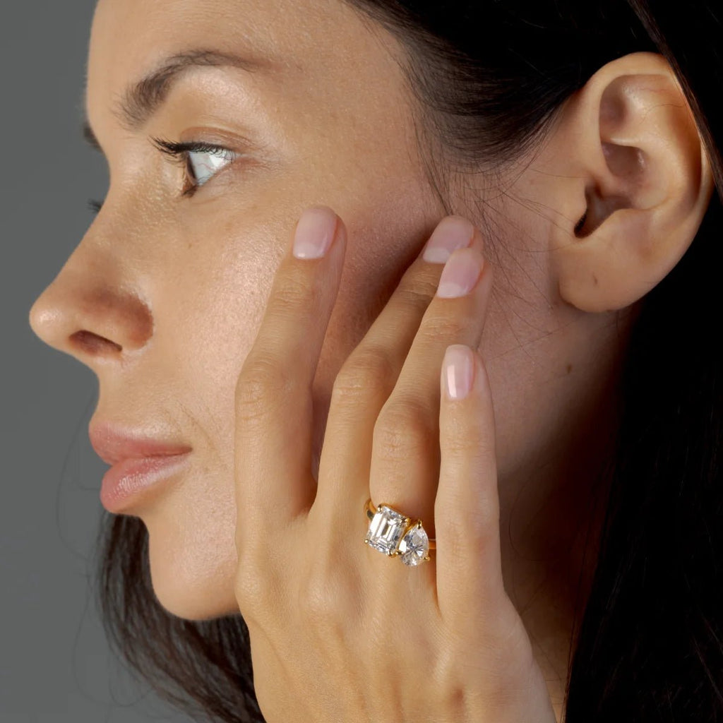 ROMEO&JULIET | Anillo moi et toi pera y esmeralda en oro platino moissanita diamante Oro amarillo 14k - Anillo de compromiso personalizado BRAVORA Jewelry